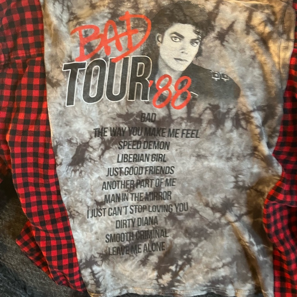 Michael Jackson flannel/tee.
Size L-XL - Picture 5 of 5